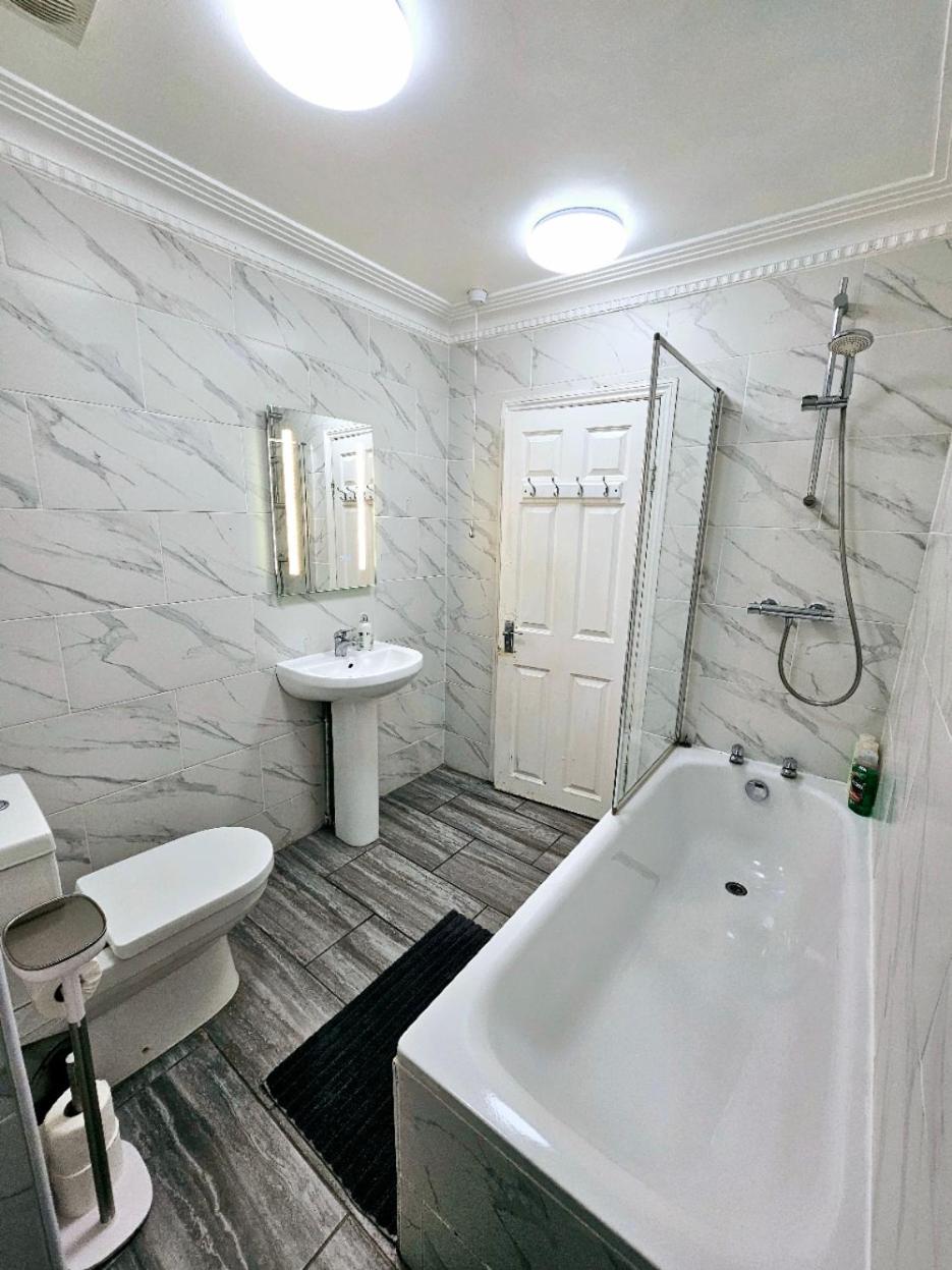 Spacious & Cosy 2 Bedroom Home Plus 2 Sofa-Beds With Private Entrance And Back Patio, 3 Min Walk To Earl'S Court Station Londres Exterior foto